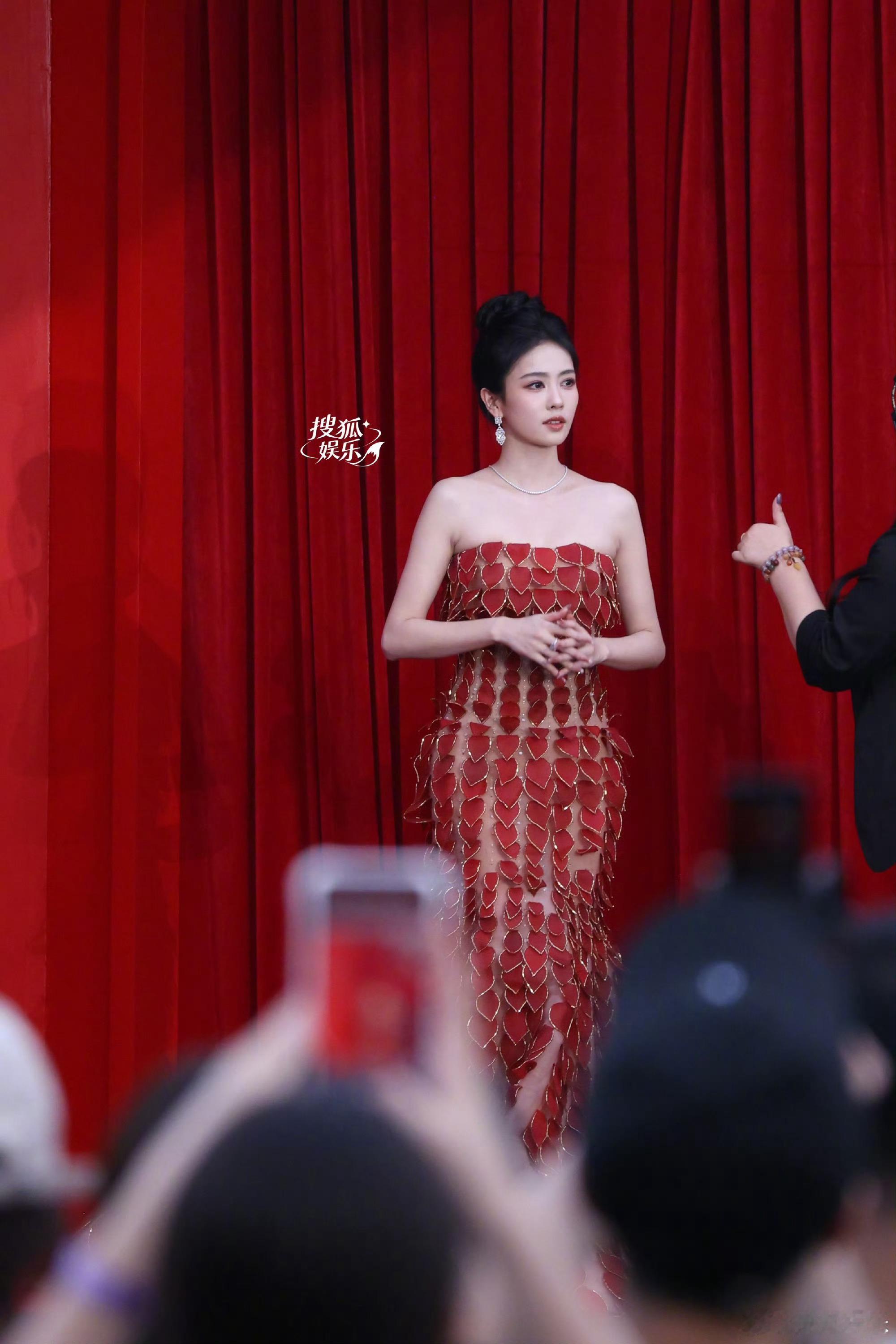 白鹿美到不愿挪眼白鹿时尚芭莎红毯生图🈶白鹿高定红裙大气温婉，美到不愿挪眼！ 白