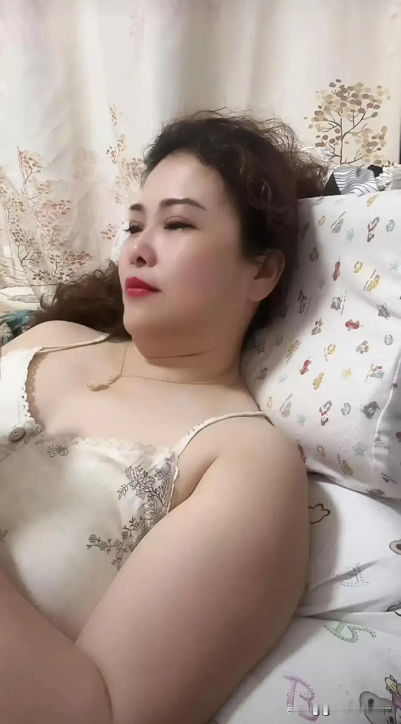 《孤夜绮梦新编》
夜幕沉沉星隐迹，
娇娥榻上意彷徨。
幽阶寂寂无人至，
一心唯念