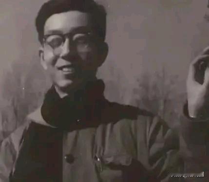 1983年，一位民工胡乱敲击饭盒的节奏被一个人无意间听到，谁曾想，就是这个敲饭盒