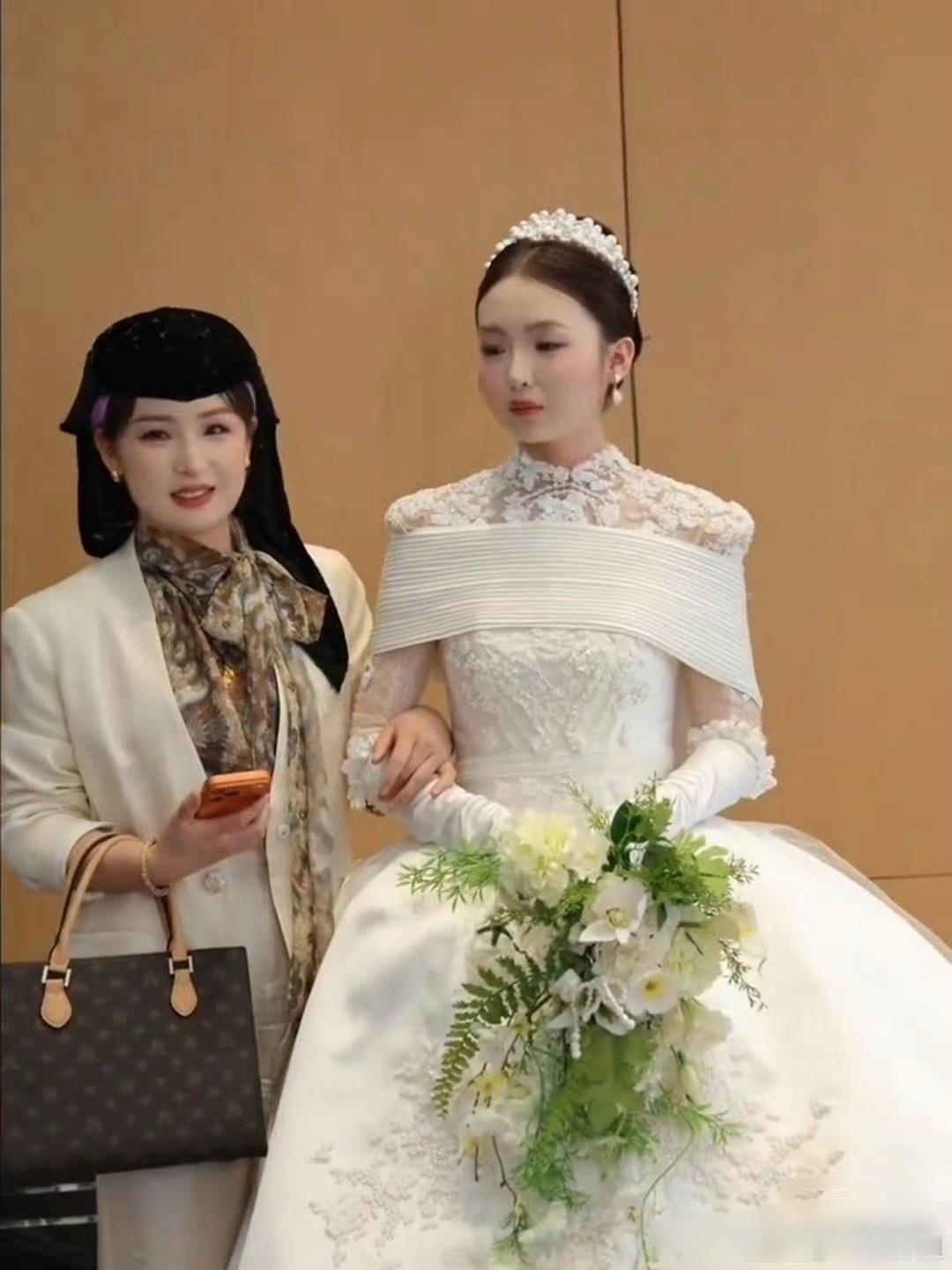 新娘的妈妈才32岁，回族人好漂亮。 