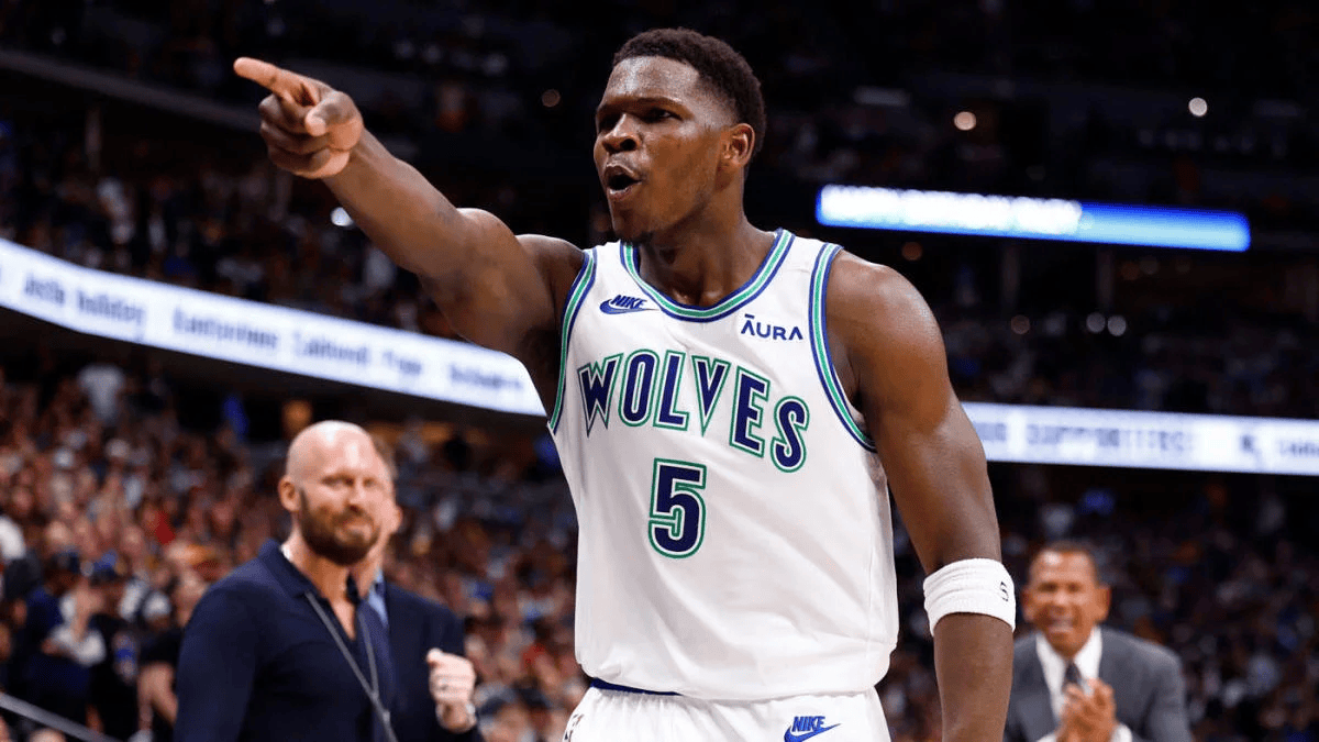 亚历山大-沃克：爱德华兹抢七命中三分后狂喷场边球迷