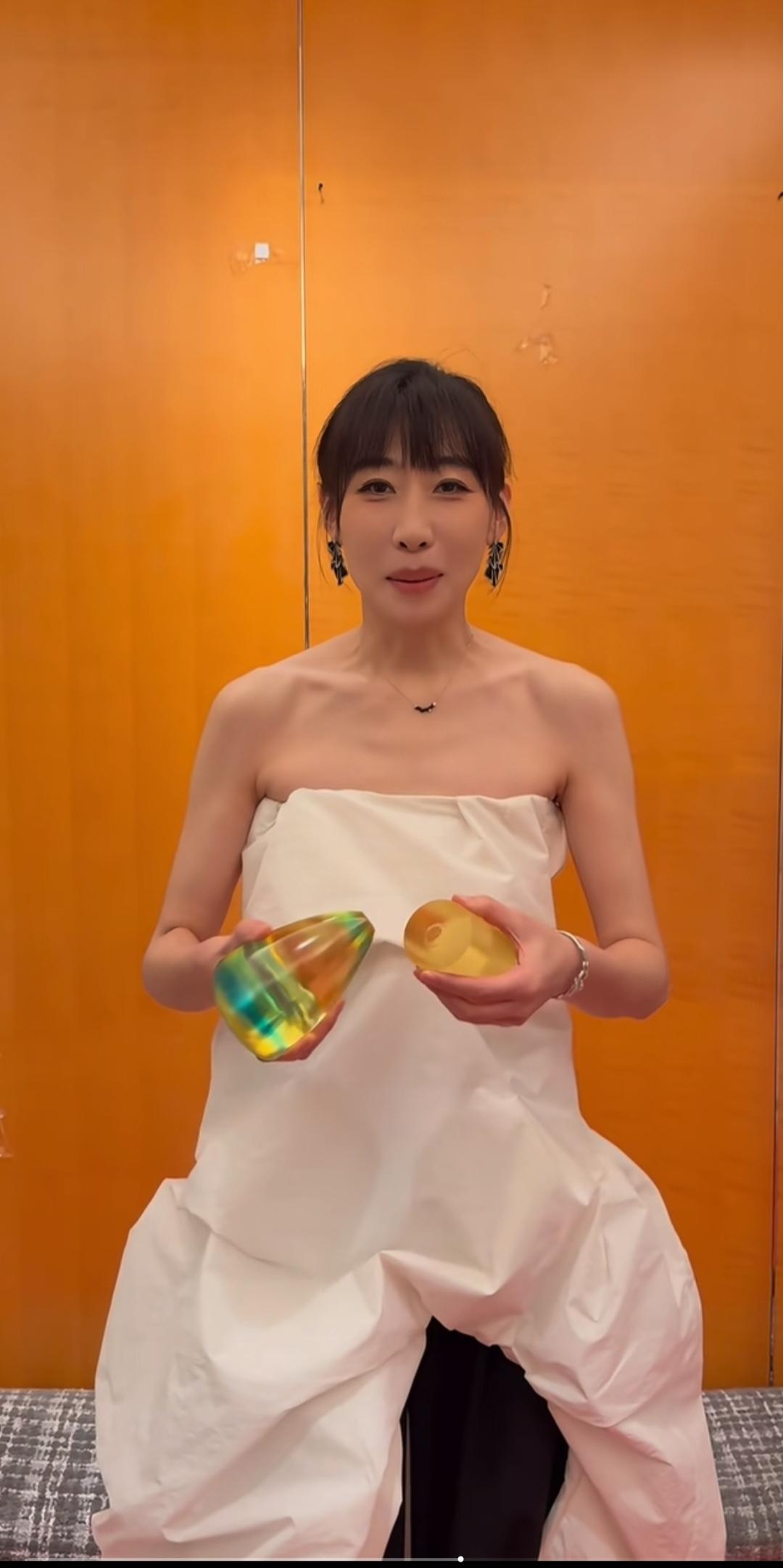 任素汐，裙摆没有放下来。