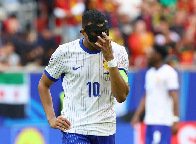 2026美加墨世界杯 姆龟现在根本提不了边路。突破就一招，完全不回防。中锋是团队