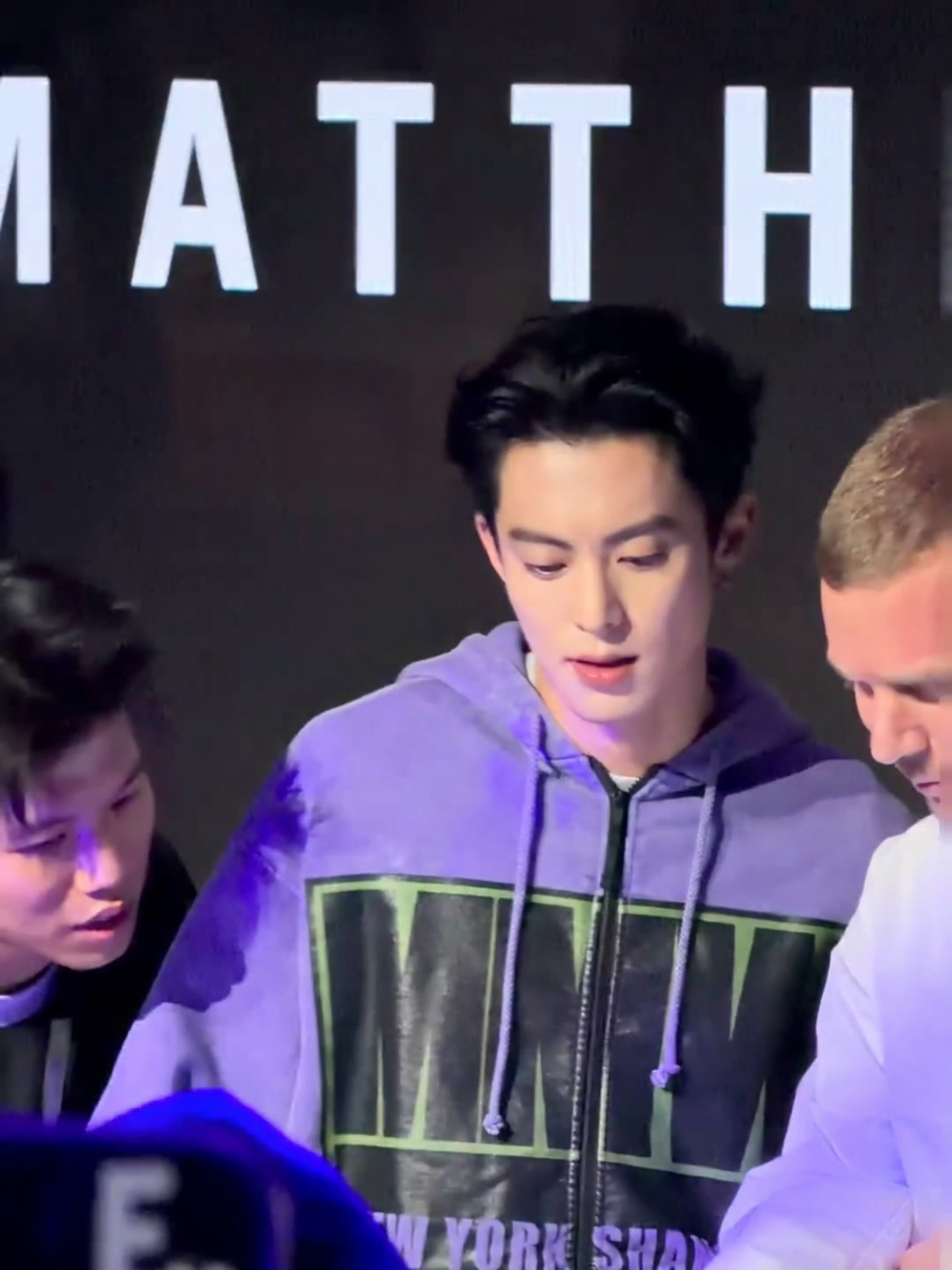 请给我一个准确的年龄？ 王鹤棣在路人镜头里没输过