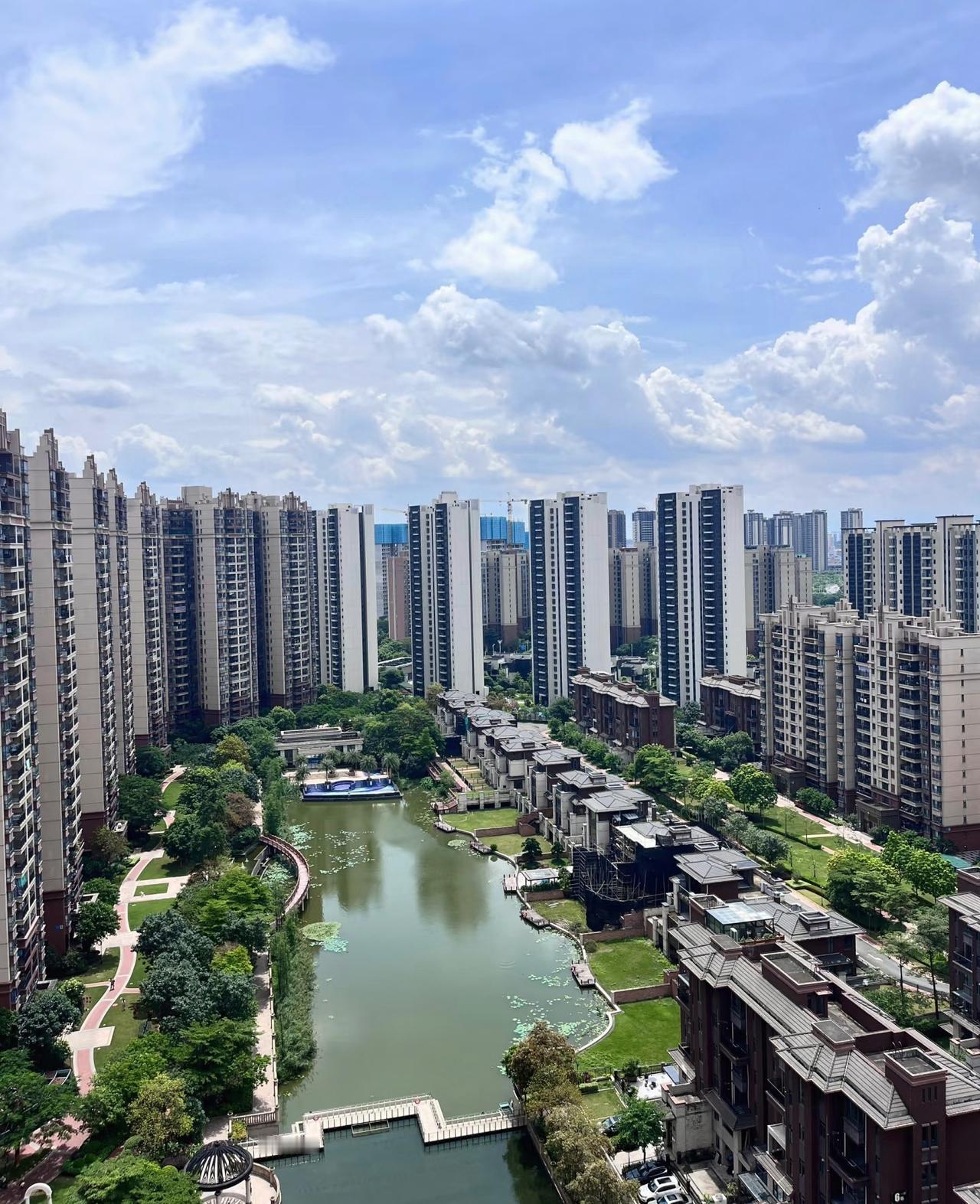 会议结束
房地产走势定了！
就在昨天，十五五规划定调难得的提到了房地产。


未