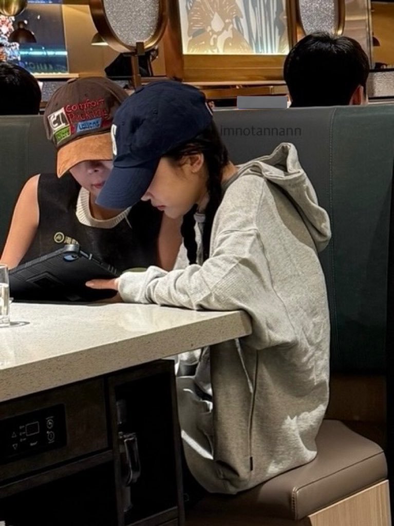前几天在海底捞结账的那位粉丝发了帖“因为朋友先认出来了问旁边是不是宁宁所以拍了这
