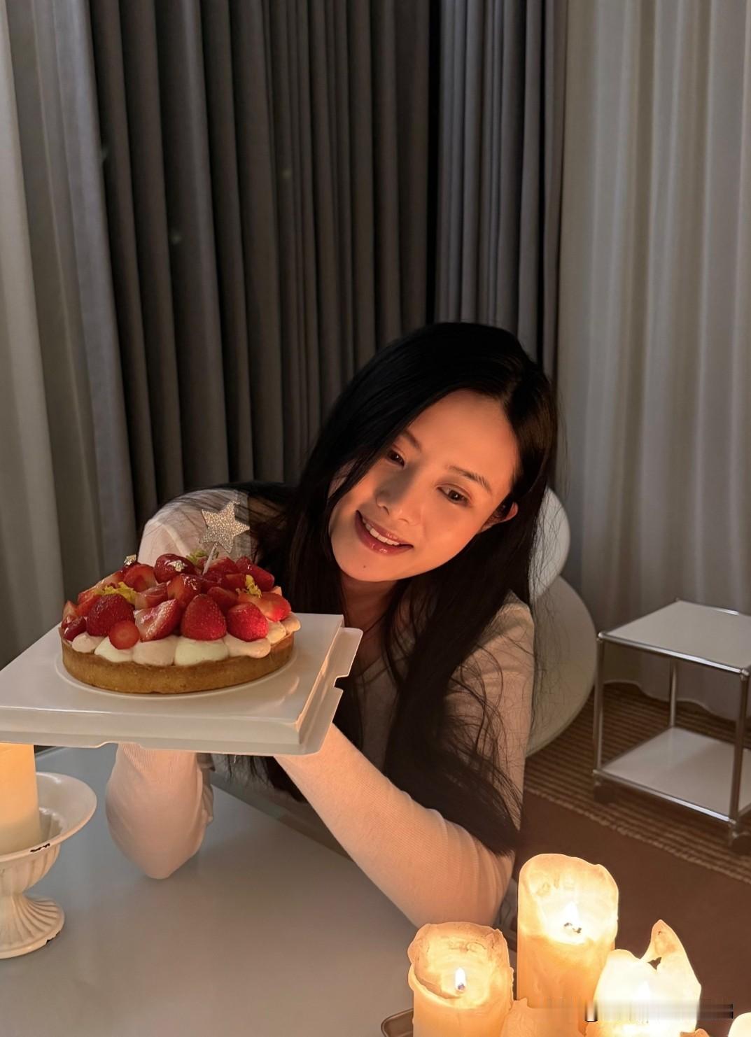 李光洁给小娇妻庆生，两口子贴脸自拍甜到发腻

李光洁最新晒出的为妻子隋雨蒙庆生的