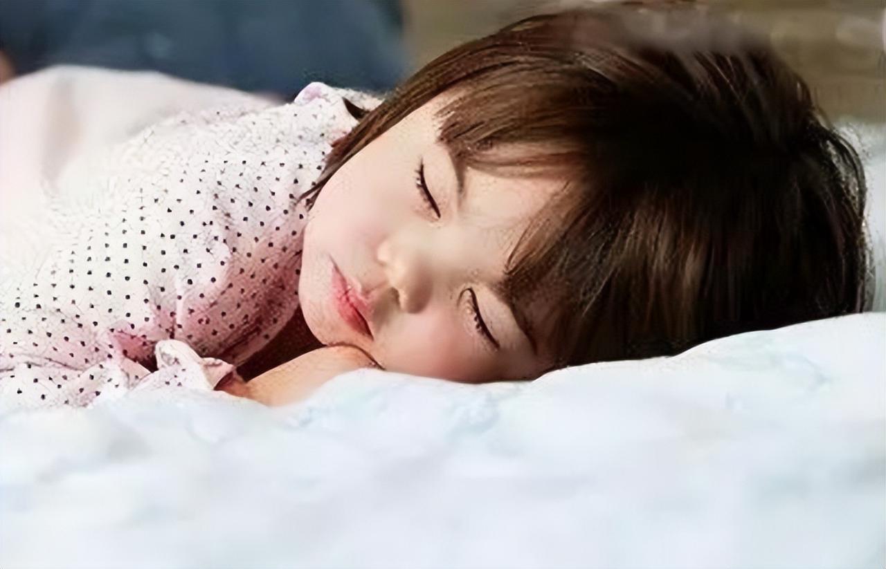 孩子冬天睡觉怎么护理？别做这4件错事，家长要知道，及时避坑
冬天孩子睡觉时，家长