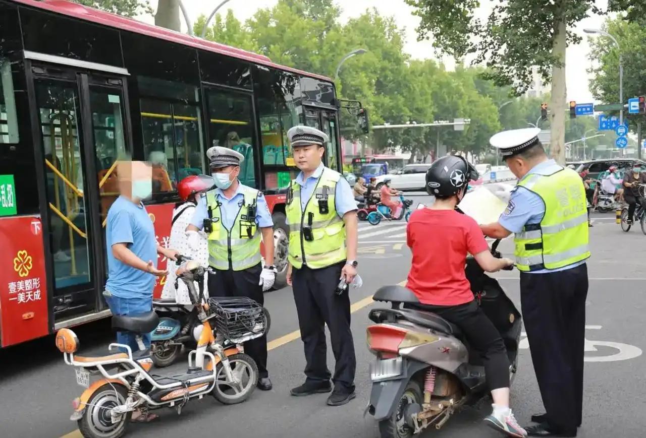 应严查汽车长时间占据人行道和自行车道停车的问题。相比严查电动车不戴头盔，在机动车