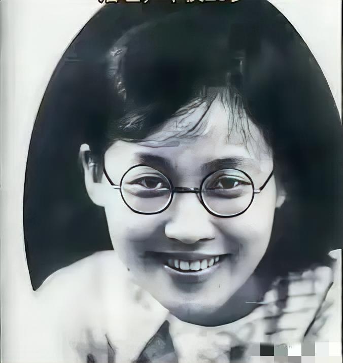 陈康荣是一位令人敬仰的抗日女英雄。她出生于缅甸，放弃优渥生活回国抗日。1940年