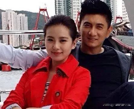 关于吴奇隆一直有个传闻，说他受过伤，事实上他确实因为受伤没有服兵役，但没有服兵役