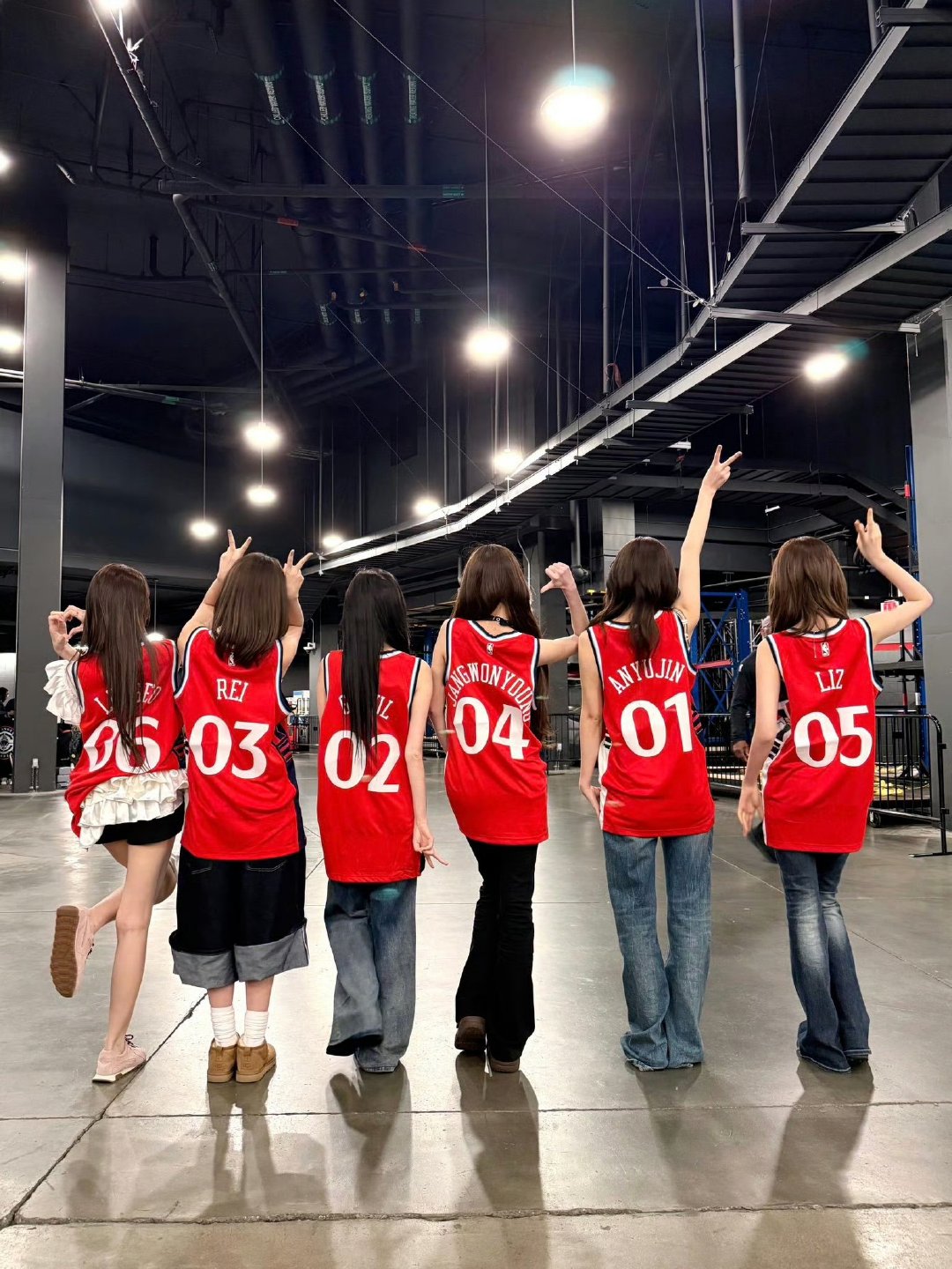 IVE观赛NBAIVE红色篮球服IVE全员红色篮球服现场观赛NBA 