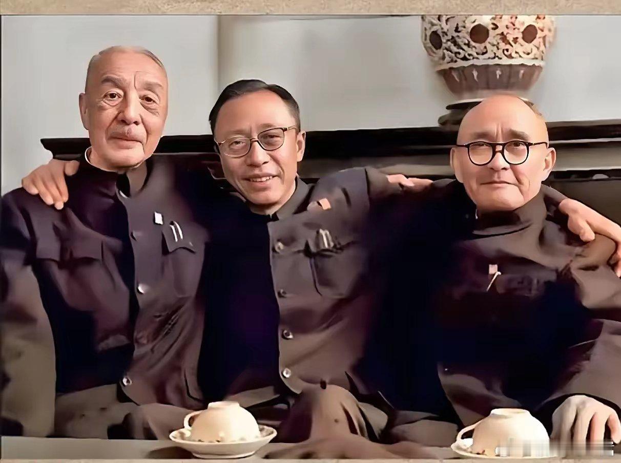 知道这三个人是谁吗？近代中国的三位知名人物，1961年三人首次相遇，相逢一笑泯恩