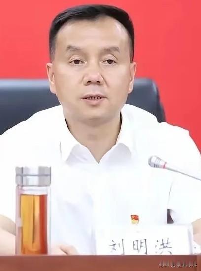就在刚刚
​​界面快讯传来消息，刘明洪被查，于是看了一下他的工作履历，1969年