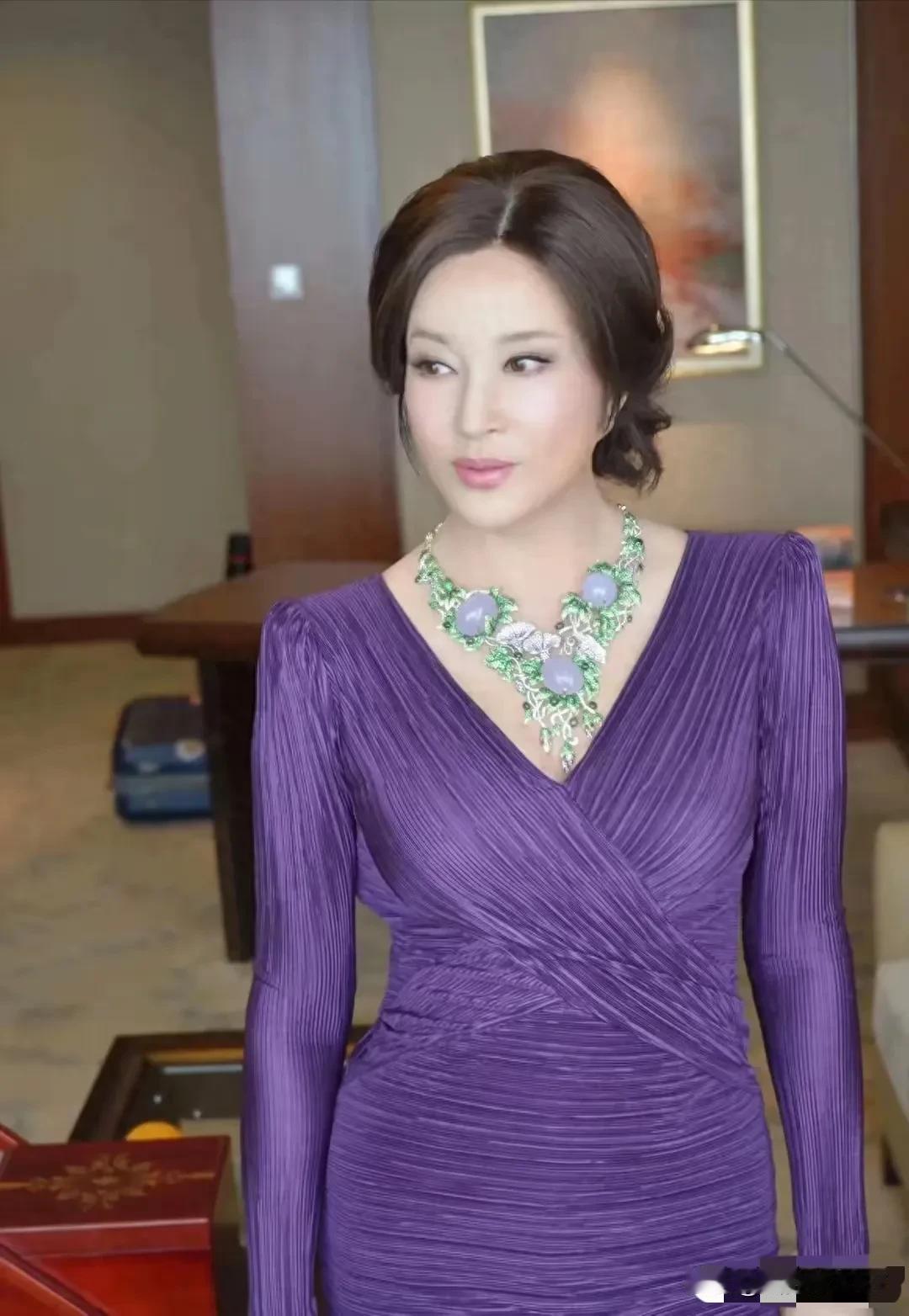 纸醉金迷的刘晓庆，最近又火了，微信被扒出和王晓玉离婚的真实原因，婚内出轨小二十岁