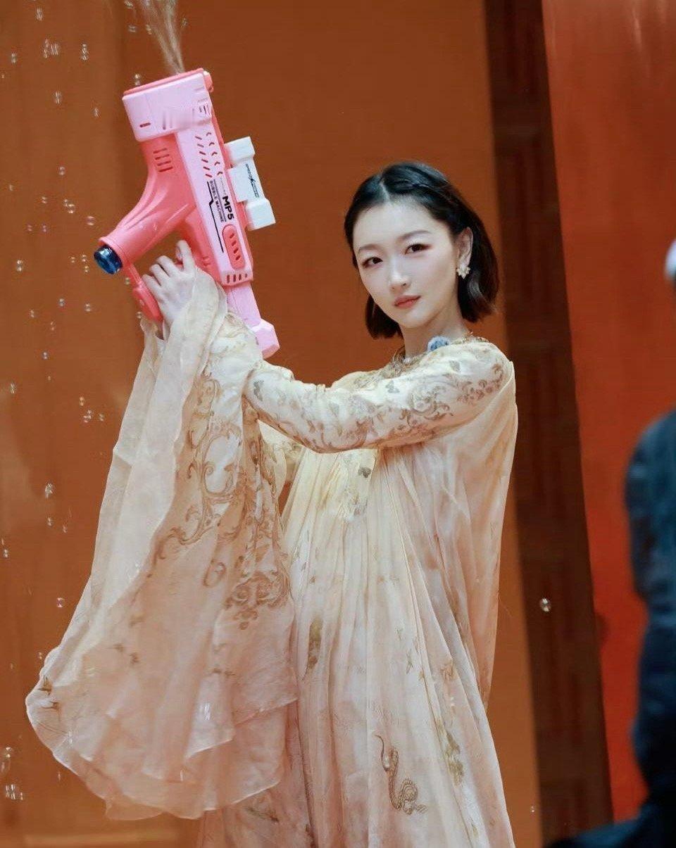 周冬雨这小身板真的很像偷穿大人衣服的小孩。她咖位这么高，资源这么好，找几件合身适