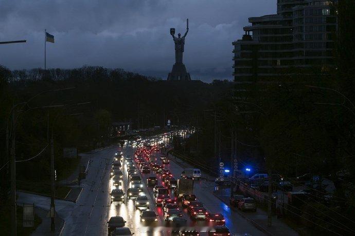 据媒体报道，乌克兰首都基辅市市长维塔利·克利钦科呼吁有条件的市民暂时离开该城市，
