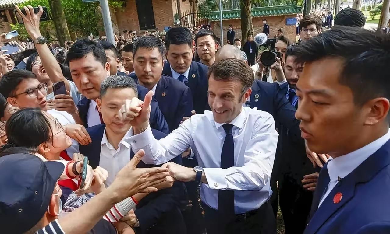 ​法国总统马克龙的强硬外交贸易政策让中国感到十分地紧张。这时候，他与美国合计起来