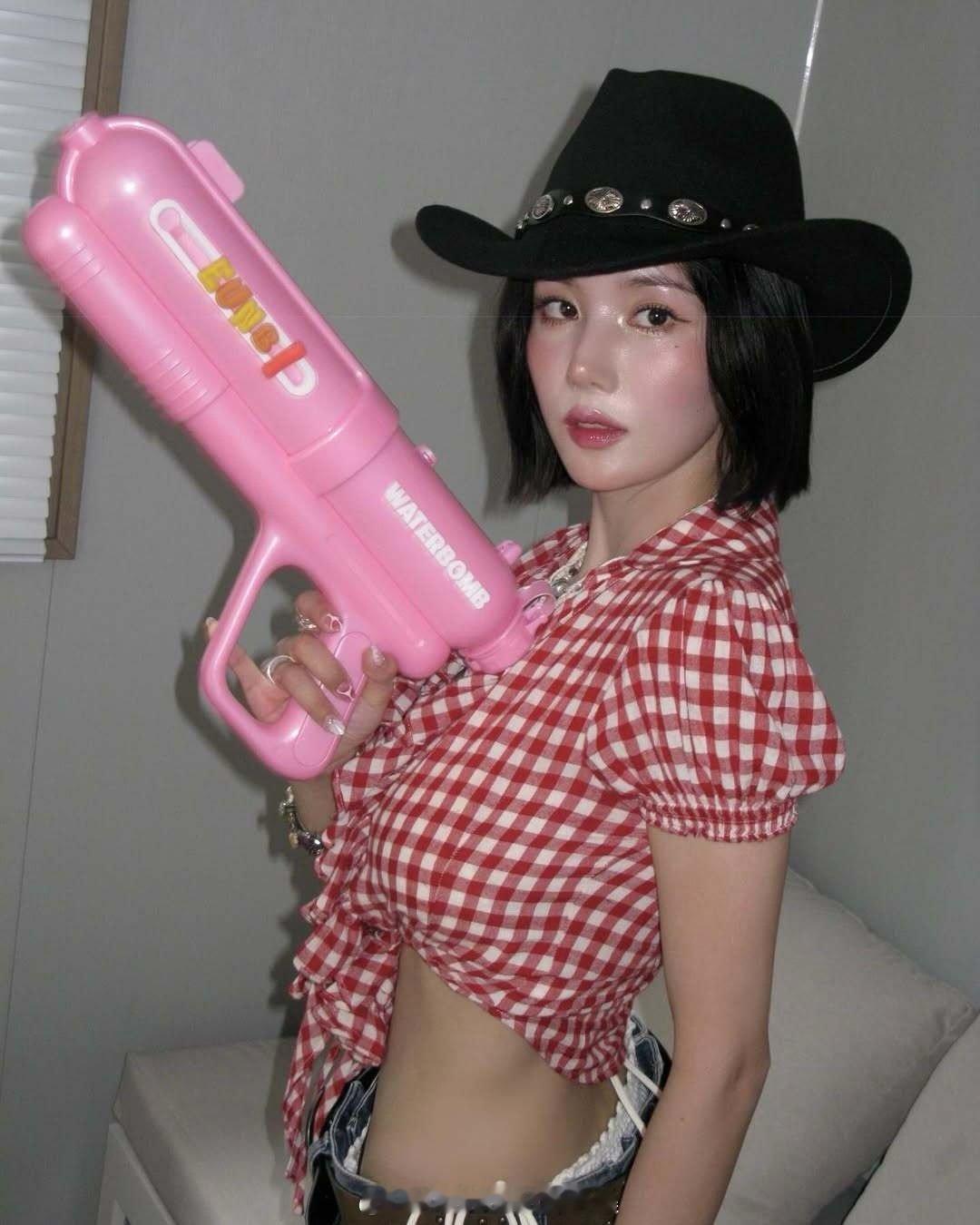 明星私服搭配[超话] 权恩妃So hot🔥 ​​​