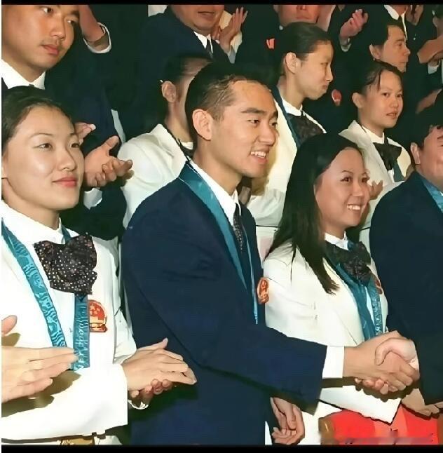 20多年前的孔令辉是真的帅气啊，个子高挑，五官棱角分明，眉骨高，剑眉，双眼有神，