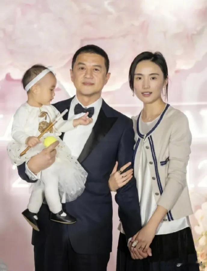 看吧，不管你是明星，还是普通人，都走不出“贫贱夫妻百事哀”这个魔咒！
相差十九岁