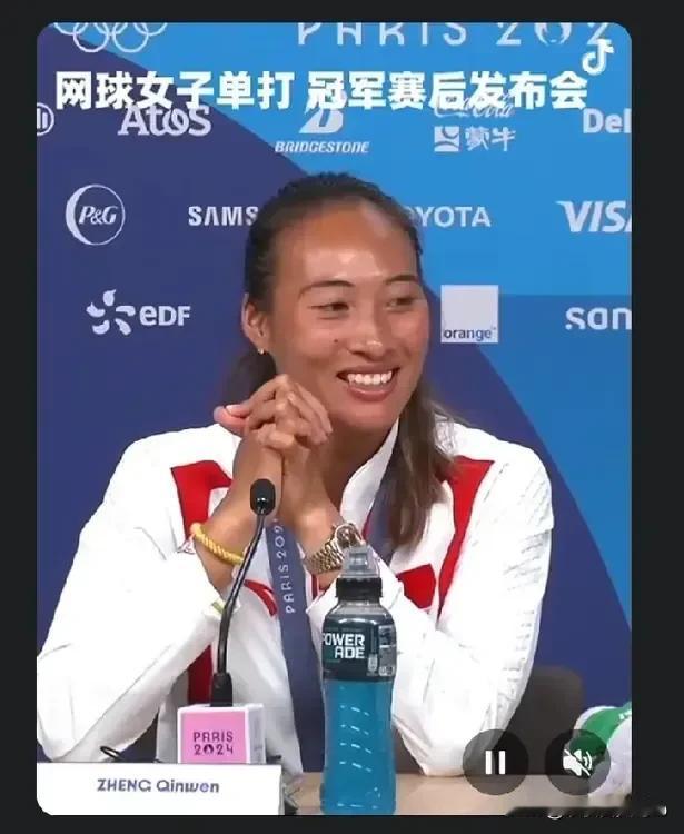 “和教练有分歧、在磨合”郑钦文的坦诚感动了很多人
W丅A年终总决赛郑钦文3：0横