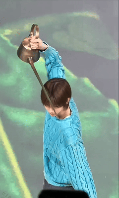 cortis在上海展示新才艺 倒茶倒出荷尔蒙，比心比出少女心。哥几个太懂我们想看