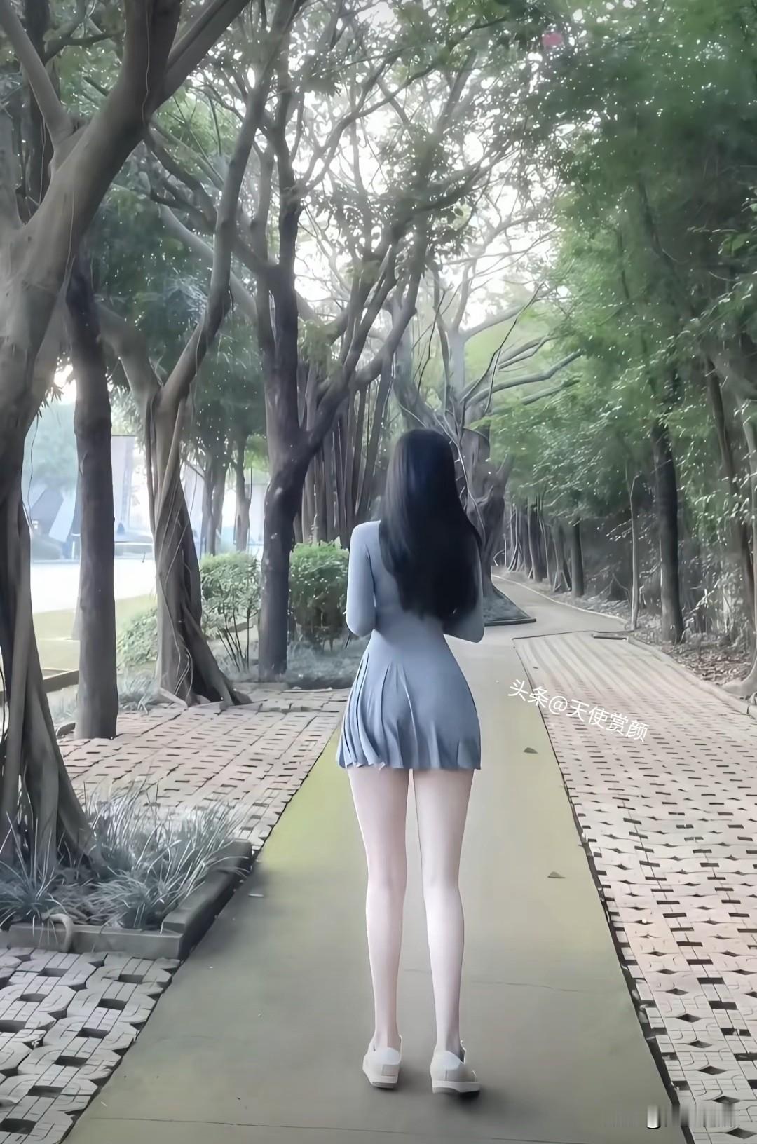 女大学生下课后散步，那画面简直不要太美。白天简约风穿搭，可一到晚上就打扮得花枝招