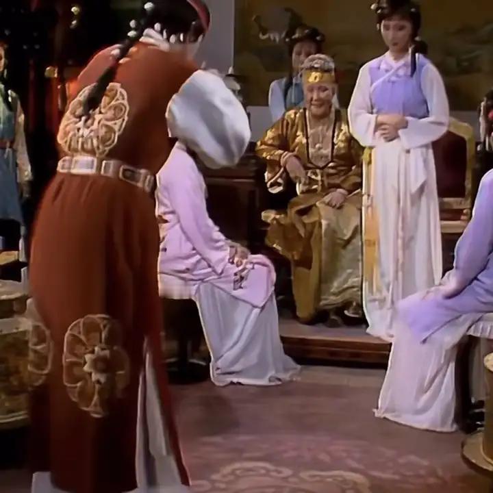 贾宝玉的发型，好玩得紧：
“头上周围一转的短发，都结成小辫，红丝结束，共攒至顶中