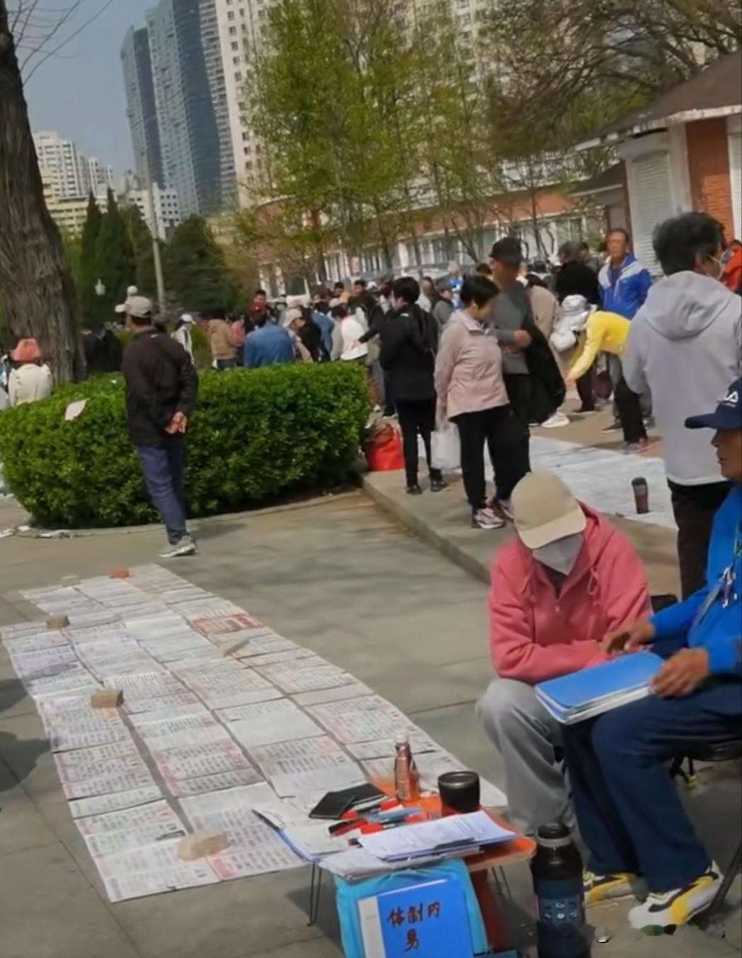 走到了劳动公园热闹的相亲角，没有看到几个年轻人，却看到了很多大爷大妈那热切的面孔