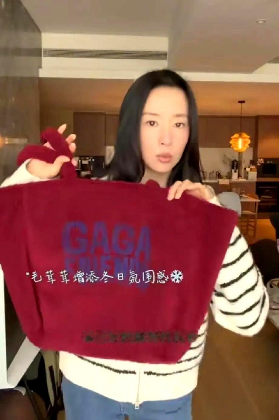 别在毛衣和大衣上浪费钱了。
今年冬天真正的时髦精，只靠一个动作赢走所有视线：拎一