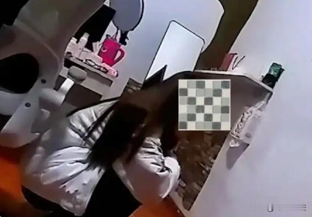 广东，一男子冒充自己是主播的助理，约了一位女子想要线下见面。约到一个公寓房间后，