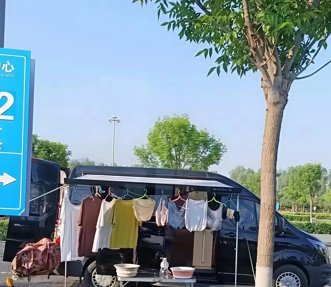 现在自驾游的人越来越多，他们以车为生活主体，吃和住都在车上，生活整个在旅途中而乐
