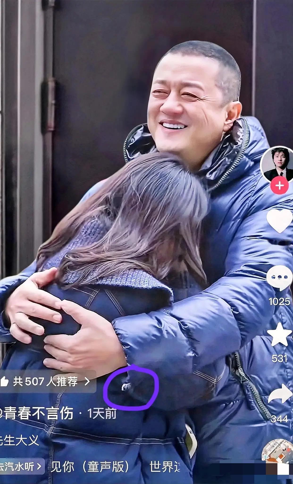 瞅见李亚鹏那件往外滋毛的旧羽绒服，我是真觉得既心酸又讽刺。

全网都笑他是“欠债