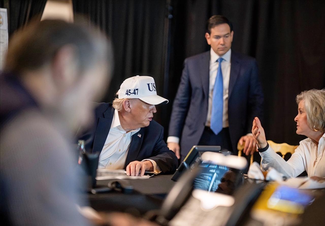 太尴尬了！特朗普担心自身受到袭击，被曝光故意将副总统万斯和其他幕僚留置在白宫打掩