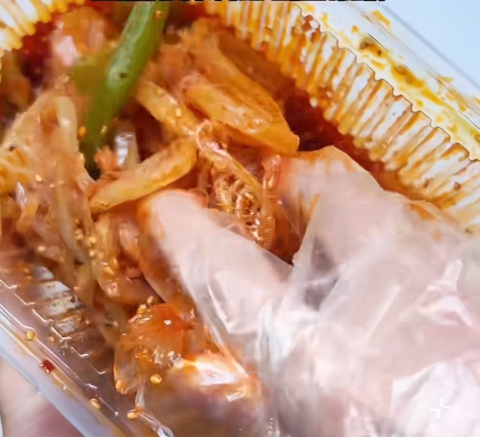 315晚会这两天陆续爆出来的，冻干草莓、椰子水、鸡爪、毛肚……真是命运戏弄大馋猪