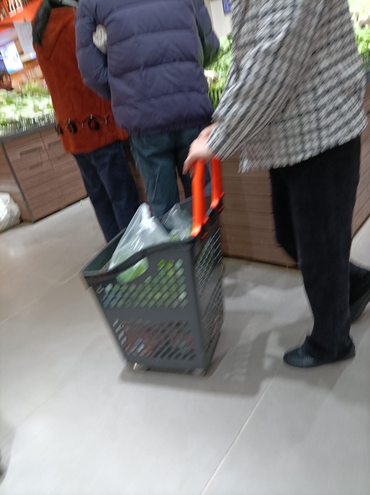 冬日生活随拍深圳这几天降温了，外面的人少了，超市里面的人多了，大家都穿上冬衣了！