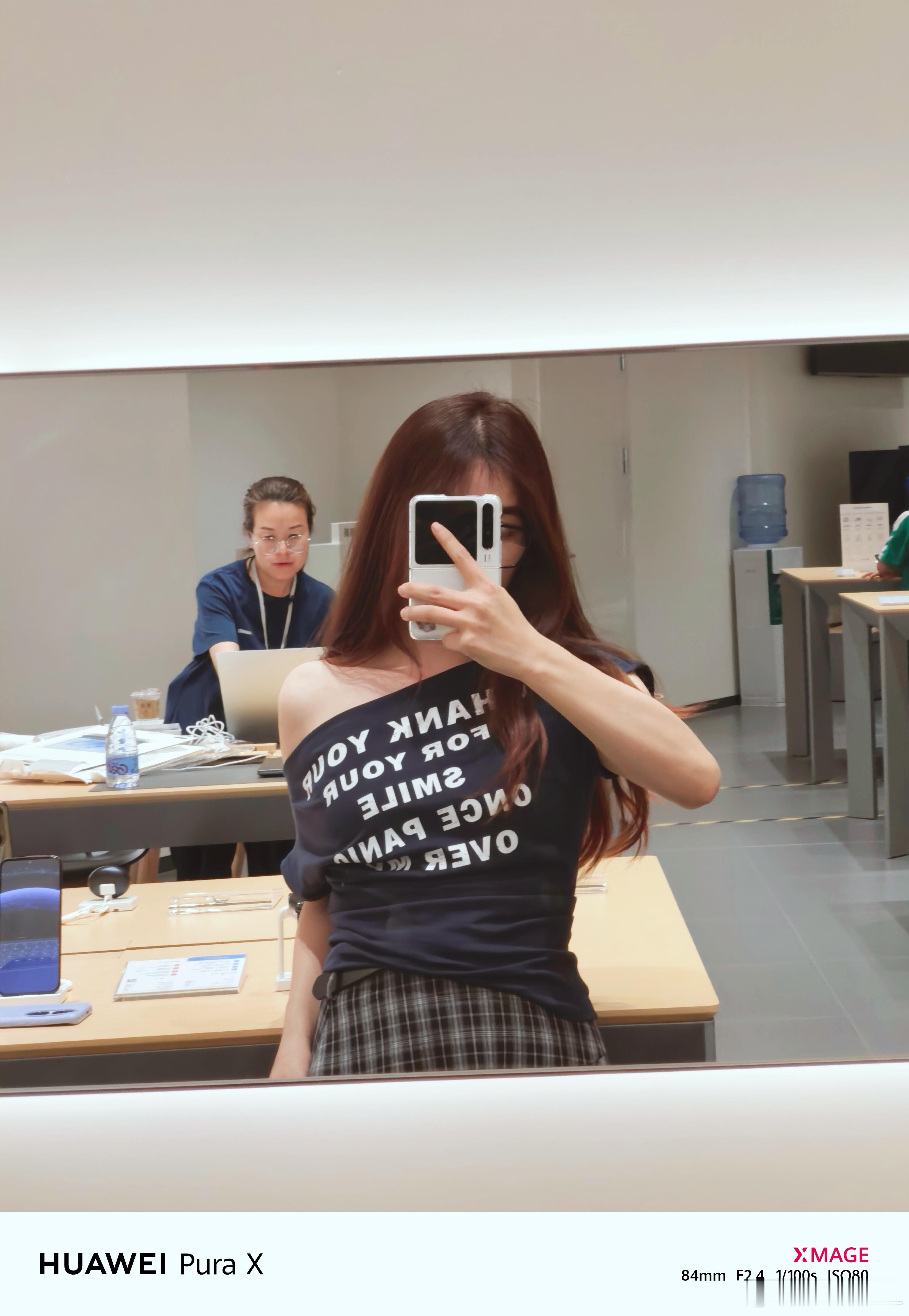 听你们的，来买个3C充电宝。一个深蓝色一个白色，买哪个？在线等。 ​​​