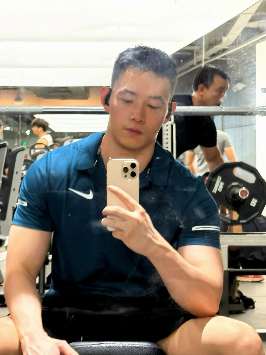 这个镜子雾蒙蒙的