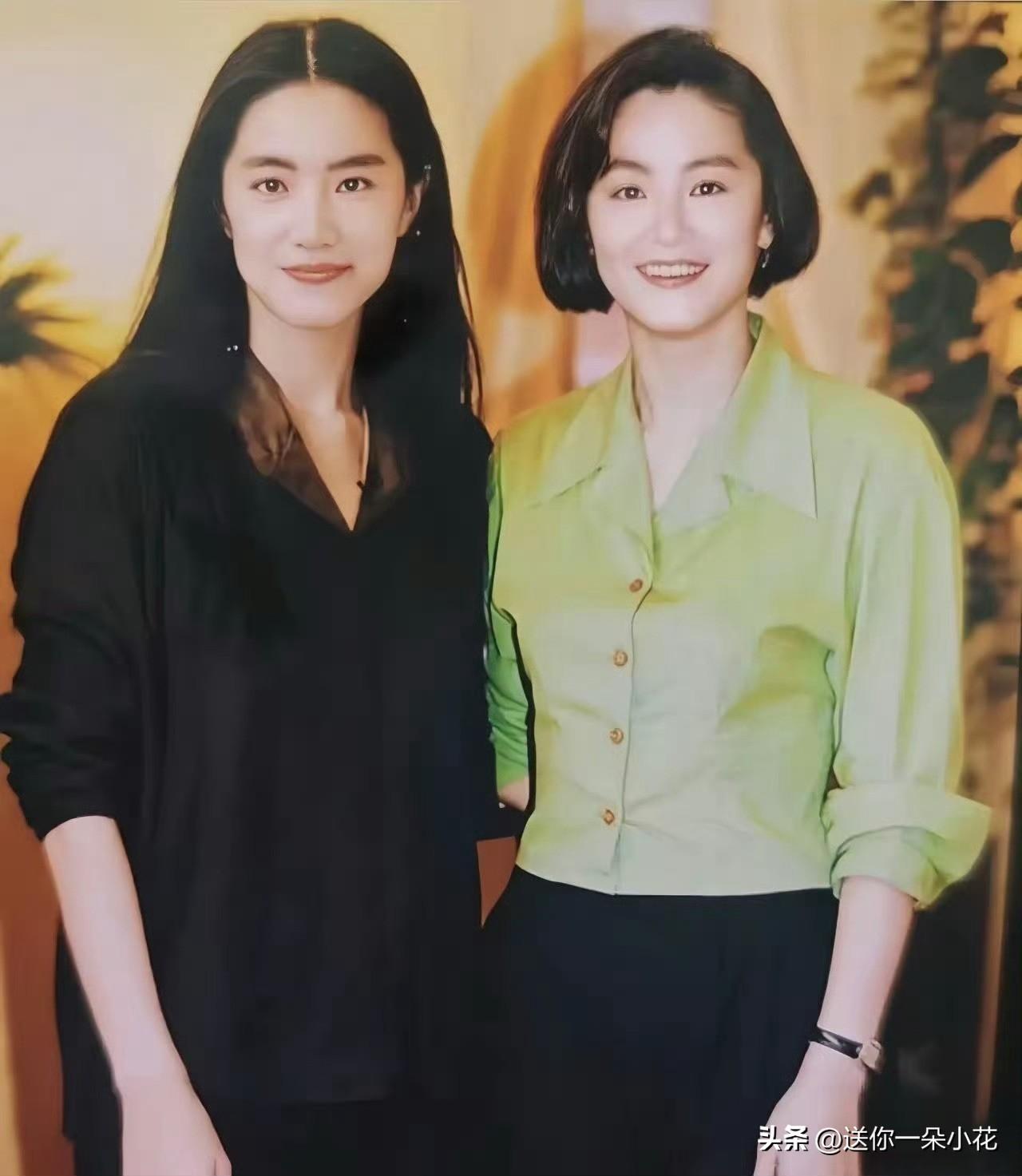 据说当年拍新龙门客栈的时候林青霞受伤了，剧组找来了替身施懿，两人非常神似，不靠近