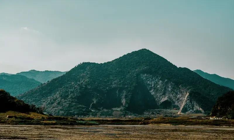 丙午年戊土日主运势：

1.身弱戊土无疑是极好的，一个字稳。

2.身旺戊土也没