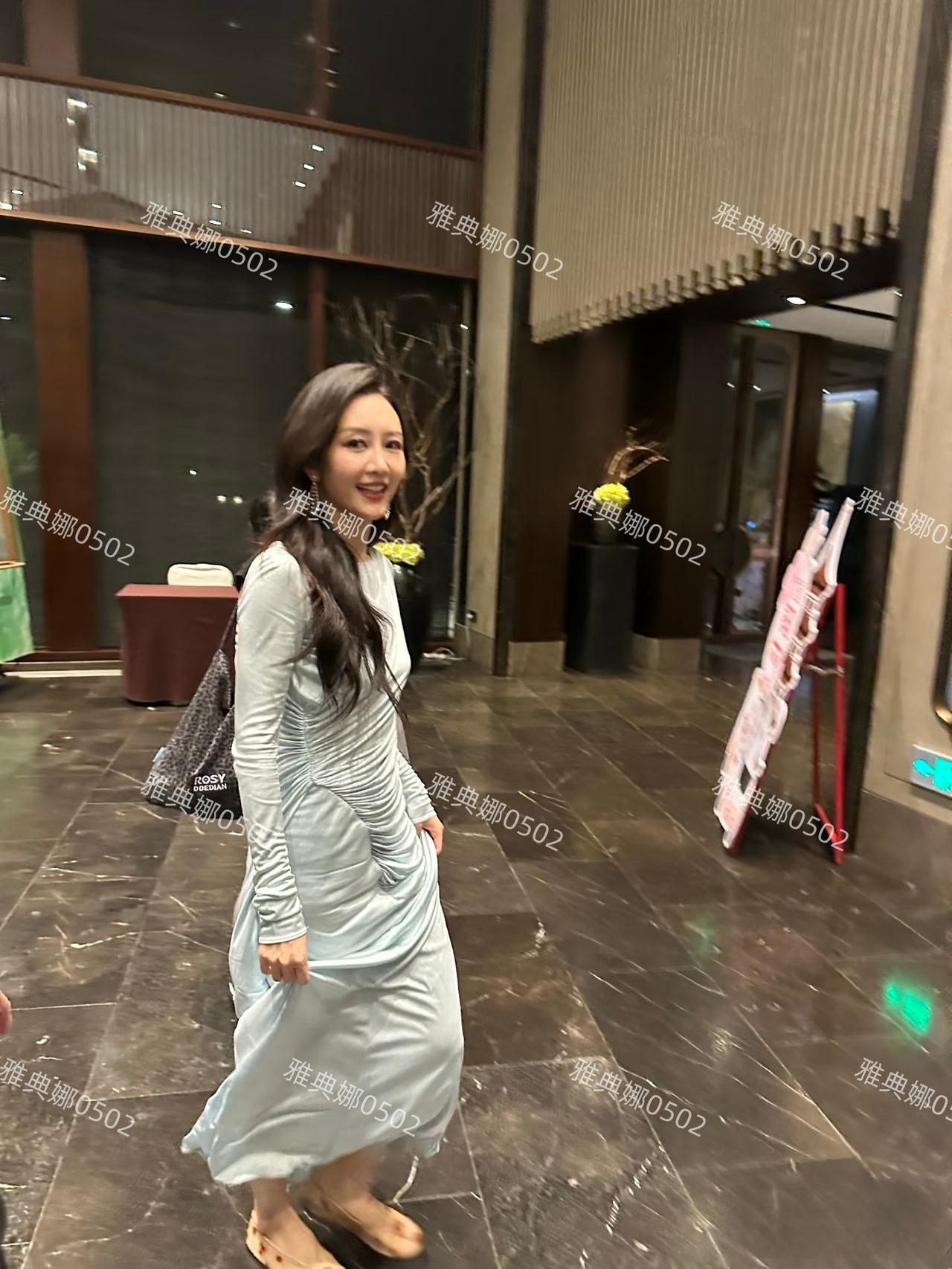 从来不营销美女人设的王鸥，生活中却是个实打实的大美女！
在酒店大堂遇见穿了一身水
