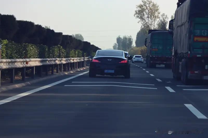 高速公路上错过下道路口引发的交通事故屡见不鲜，可总有司机不当回事。之前看到个新闻