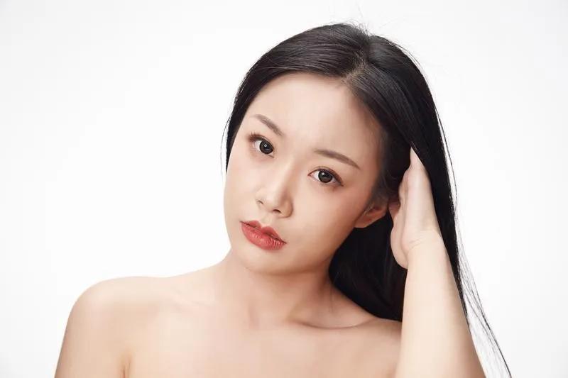 当我们将女性价值简化为"美貌"与"人品"的单选题时，已经陷入物化女性的思维框架。