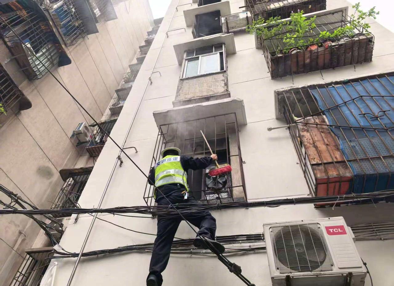 【重庆一辅警徒手爬楼灭火】居民厨房冒烟辅警徒手爬楼灭火
3月24日，重庆九龙坡一