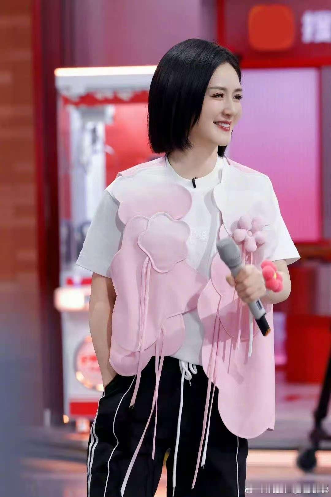 谢娜不再害怕 谢娜当家家规第一条太阳女神谢娜《姐姐当家》常驻，“不再害怕”是她的
