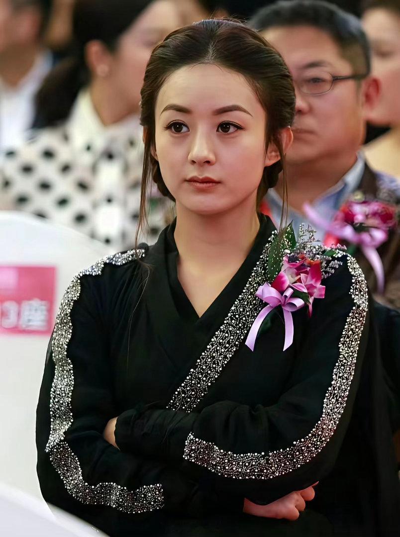 我还记得当年赵丽颖因为穿了这身衣服去领奖被群嘲，说其她女星都穿着漂亮的高定礼服，