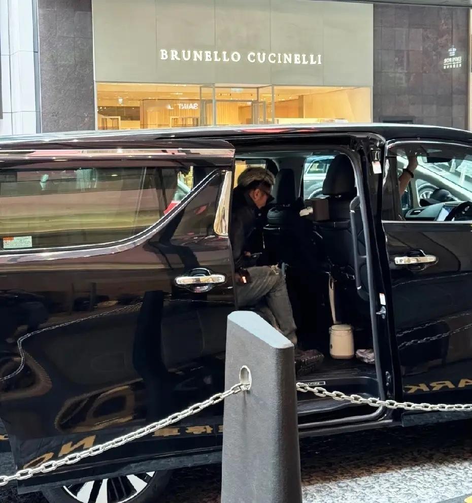 有网友在香港偶遇谢霆锋和他妈妈，母子俩像朋友一样逛街，好温馨！狄波拉年轻时很漂亮