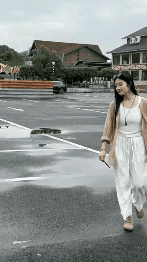 驾照拿到手了，心情激动，人前不如意思显摆，狗子跟前显摆一下。