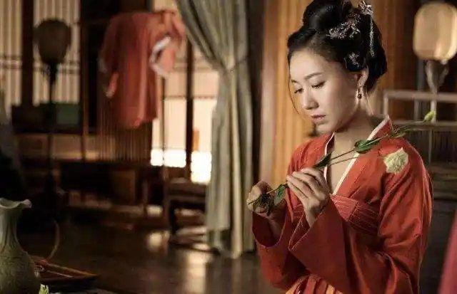 高露28岁隐婚生子，老公身份至今未公开，常年演配角，却比主角更抢眼！ ​​​